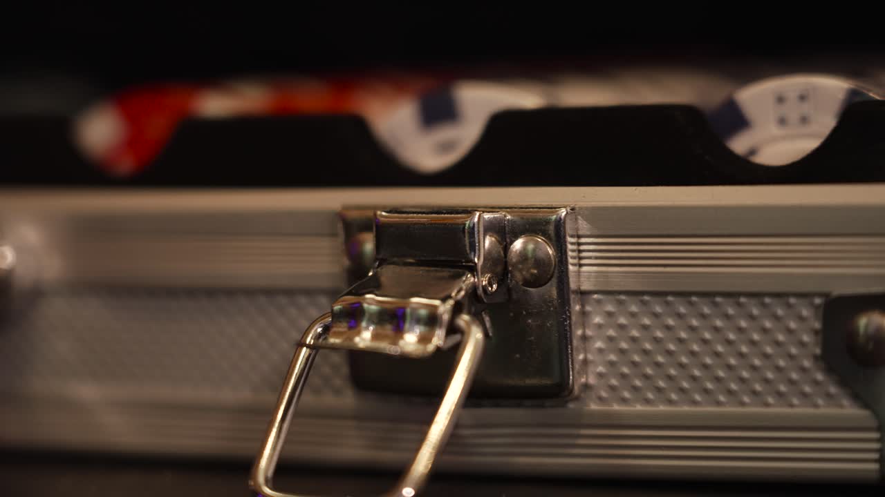 clip de primer plano extremo de un caso que se está abriendo