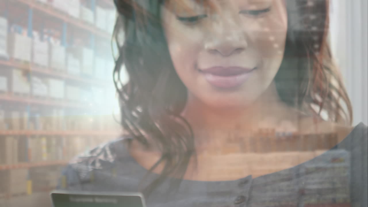 사회적 거리를 유지하는 백인 여성이 온라인에서 구매하고 있습니다.