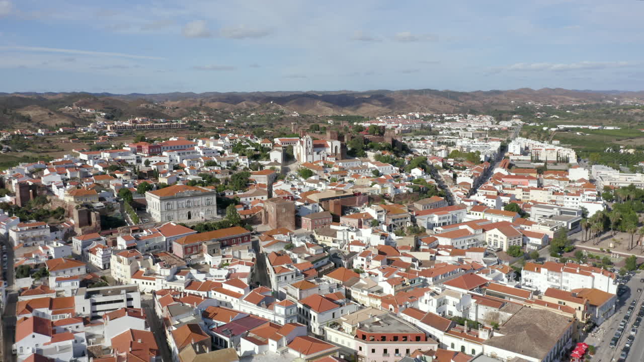 ciudad histórica de silves y el castillo medieval en algarve, portugal - toma aérea de drones