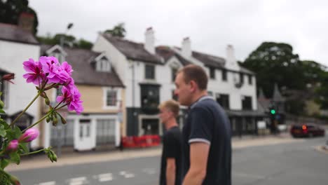 automóviles y peatones en llangollen, gales