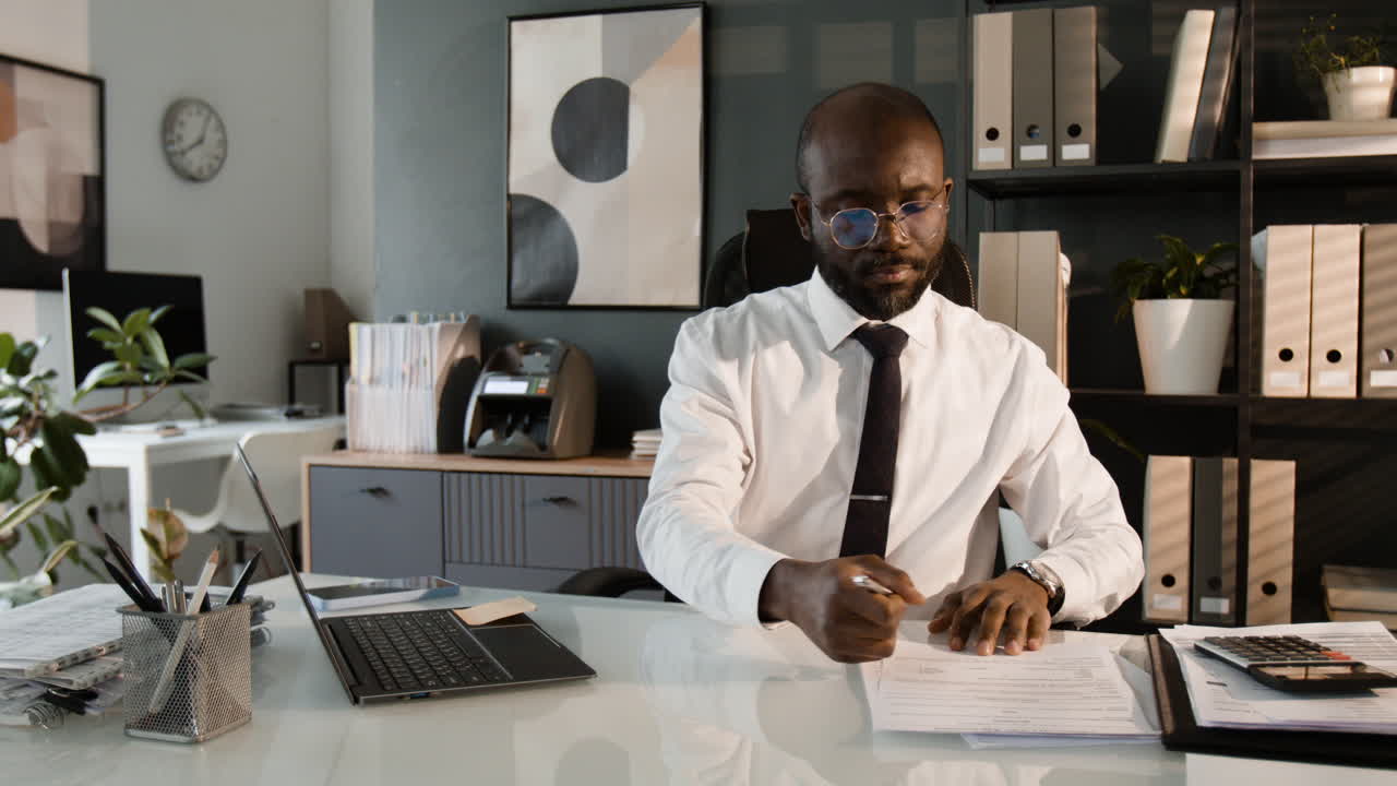 Un homme d'affaires dans un bureau moderne