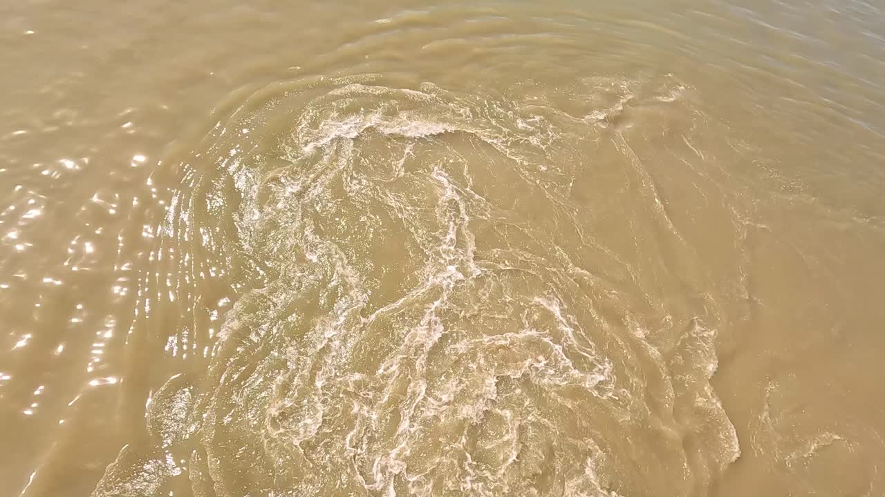 움직이는 배의 흔적에서 물이 흔들리는 것