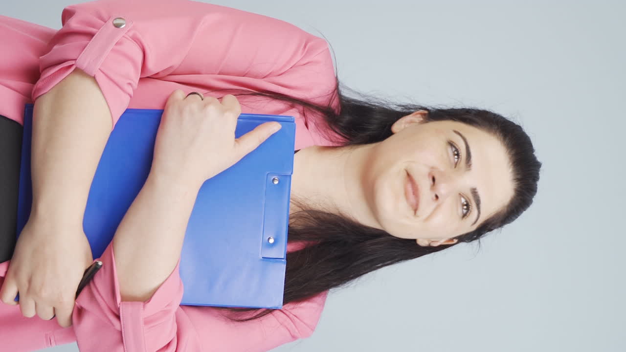 vídeo vertical de una mujer de negocios soñadora.