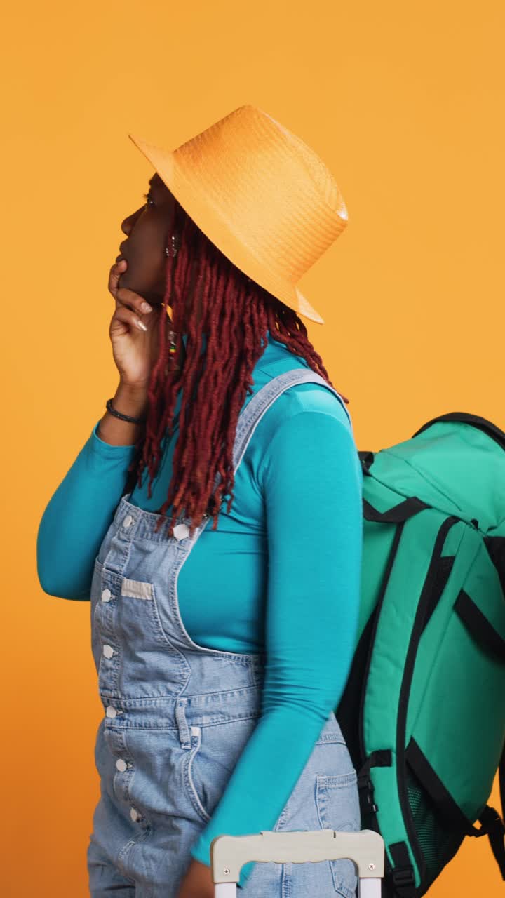Vertical video: African american girl admiring city
