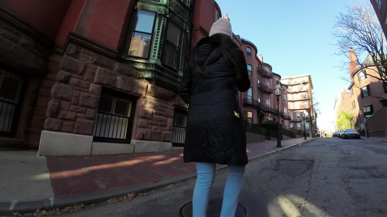 보스턴, 매사추세츠의 비컨 힐 인근에서 걷는 여성 - 낮은 각도 팔로우