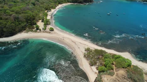 4K-Luftdrohnenüberflug-über-Die-Strandspitze-Von-San-Juanillo-Mit-Türkisfarbenem,-Klarem-Wasser,-Costa-Rica