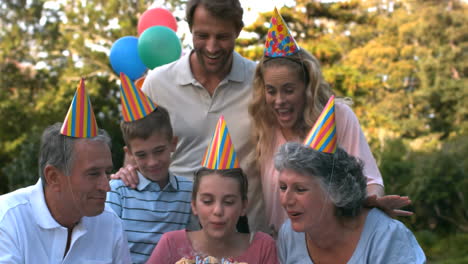 animación de papel quemándose sobre una familia feliz en una fiesta de cumpleaños