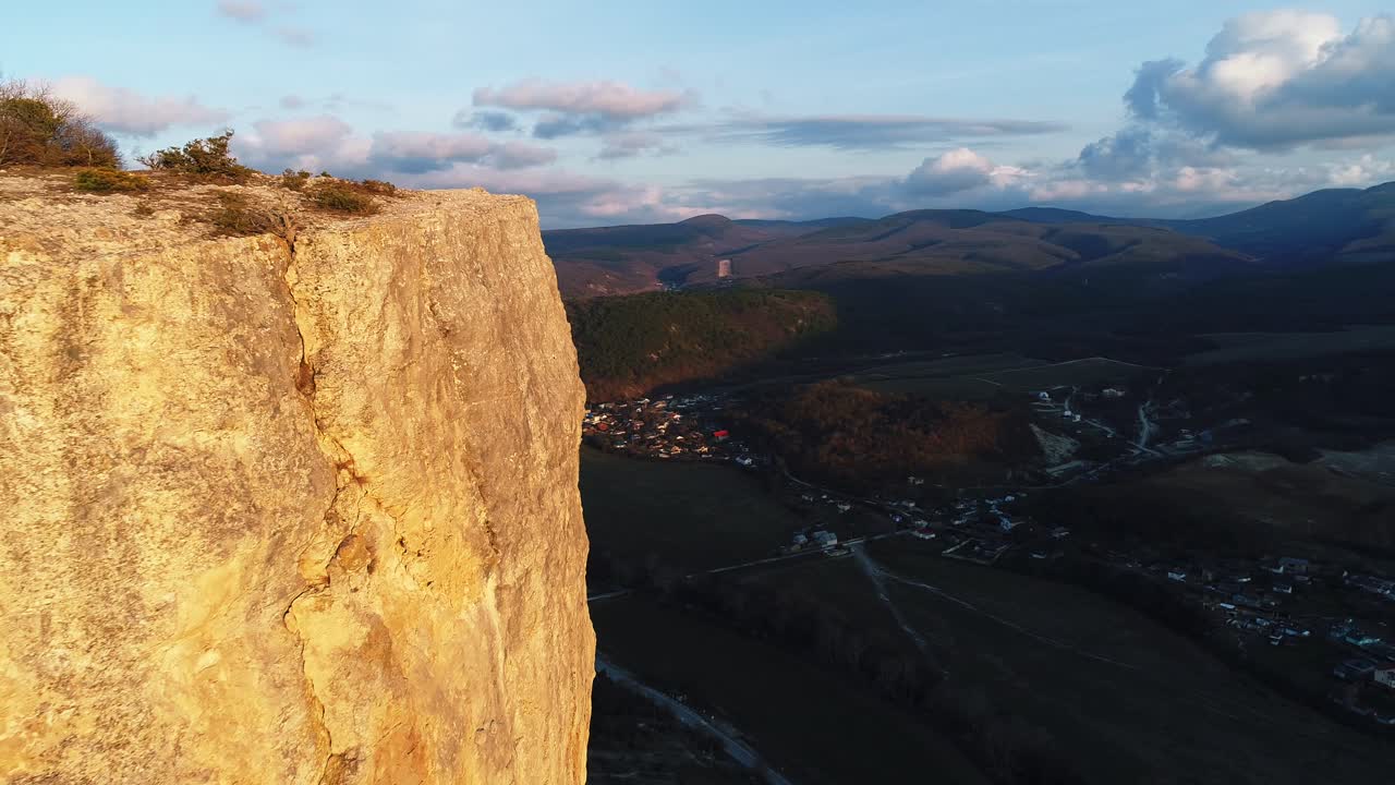 vista desde el acantilado de un valle al atardecer