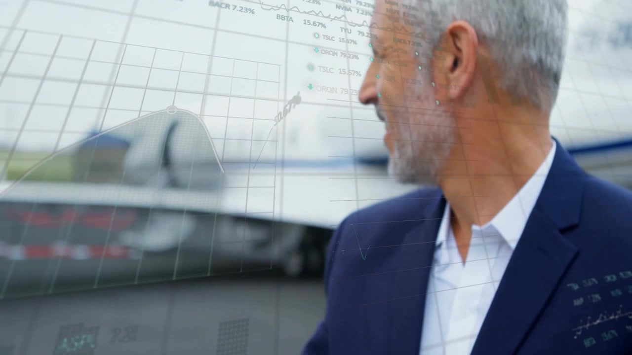 Uomo d'affari maturo in piedi vicino a un jet privato con sovrapposizione di dati finanziari digitali