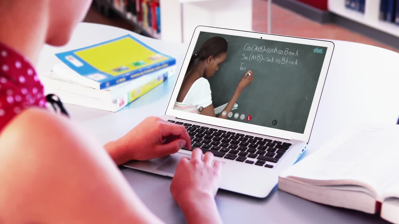 estudiante caucásica usando una computadora portátil en videollamada con una maestra