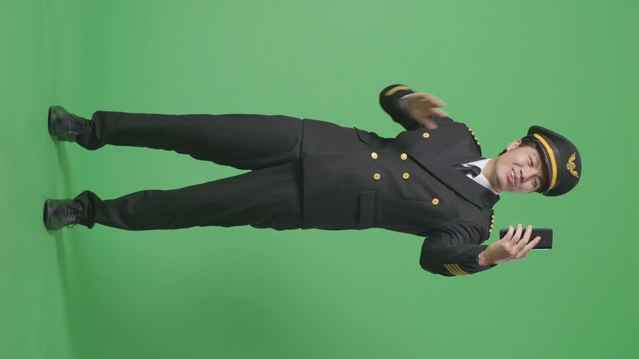 스마트폰을 사용하는 조종사