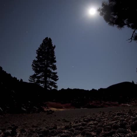 Lapso-De-Tiempo-Nocturno-Sobre-El-Desierto-Del-Monte-Lassen-En-El-Rango-De-La-Cascada