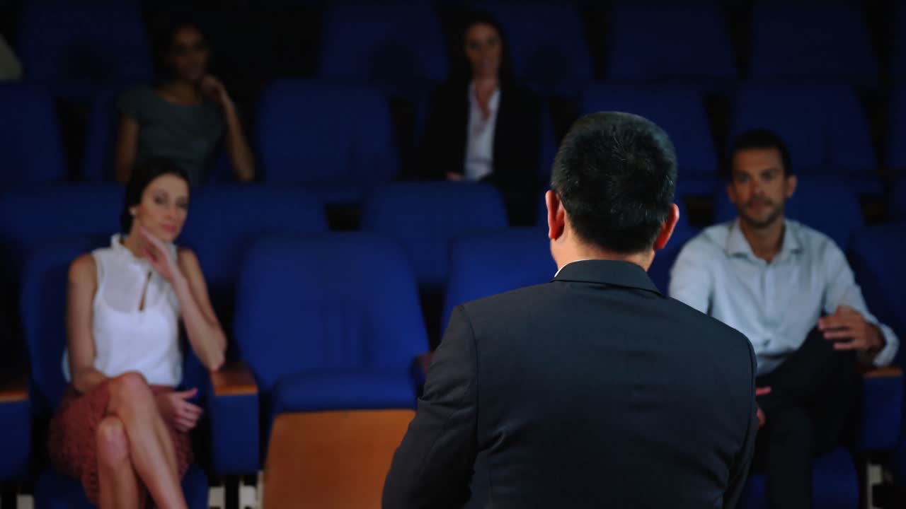 executivo de negócios falando com colegas