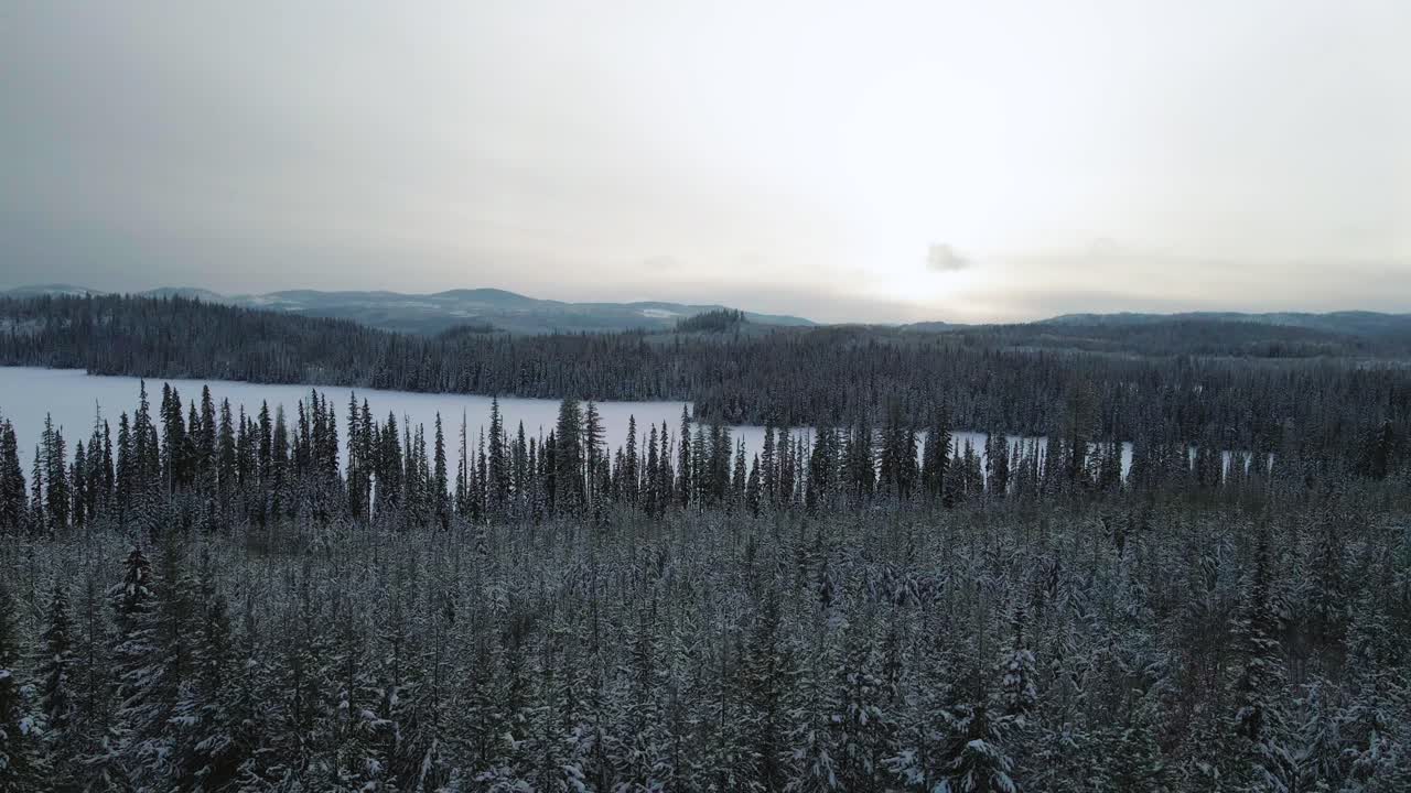 pacífica puesta de sol de invierno en el bosque cerca del lago long island y little fort highway 24 en british columbia, canadá, toma aérea derecha de camiones