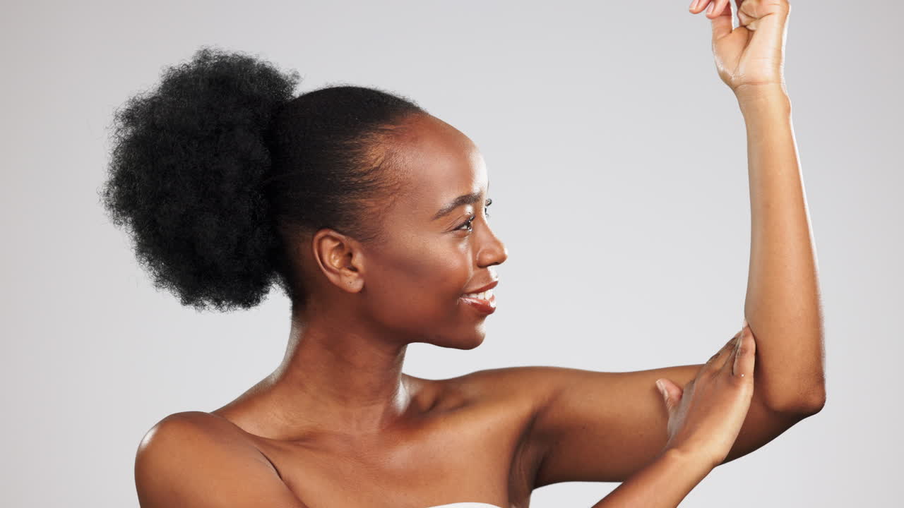 bienestar, cuidado del cuerpo y mujer negra en el estudio