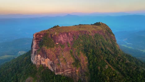 hermoso rock biblia en sri lanka filmado desde el dron
