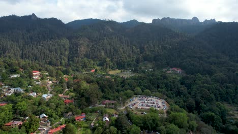 Tiro-De-Dron-Hacia-Atrás-De-La-Ciudad-De-Mineral-Del-Chico-En-Hidalgo-México-Y-El-Bosque-Circundante