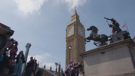 Palast-Von-Westminster-Mit-Big-Ben-Und-Statue-Von-Boudicca-In-London,-Großbritannien