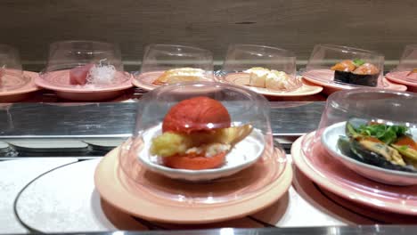 4k, el shushi go round es una forma famosa de comida rápida común en asia.