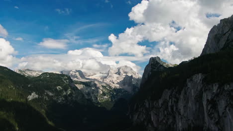 Gosausee-Berggipfel-Luftaufnahme-Mit-Wolken