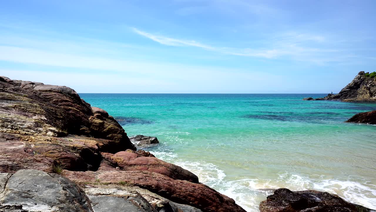안다만 열대 해상 풍경 태국의 아름다운 해변에서 모래 해변에 파도가 부히는 풍경