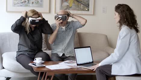 las personas maduras experimentan vidrios vr sorprendidos