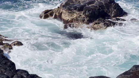 Filmische-Nahaufnahme-Der-Meereswelle,-Die-Ein-Altes-Gezeitenbecken-Aus-Lavagestein-In-Der-Nähe-Von-Queen&#39;s-Bath-An-Der-Nordküste-Von-Kaua&#39;i-In-Hawaii-Füllt