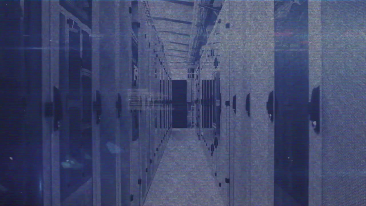 Corridoio di server fisso con una linea di scansione blu tremolante che appare, indicando interferenza e poi stabilizzandosi.