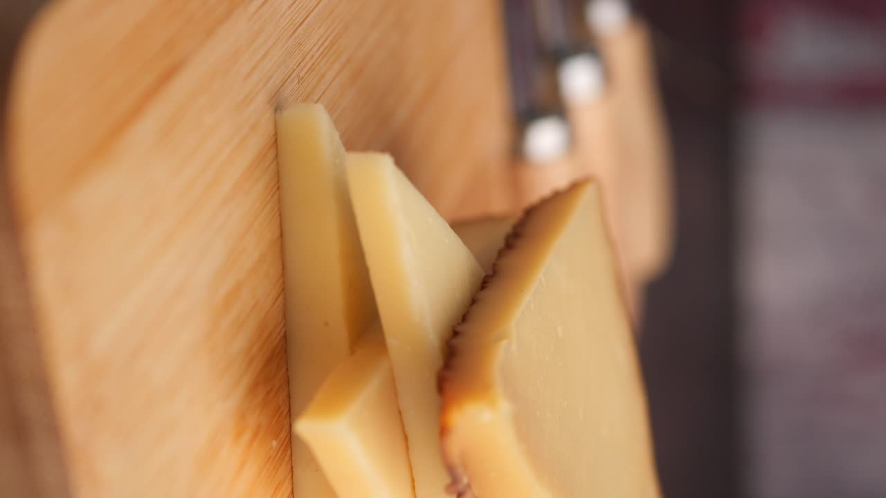 rebanadas de queso en una tabla de madera