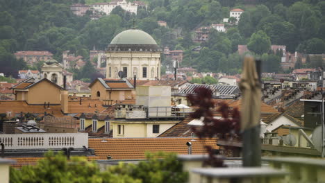 statische vergrößerte aufnahme über gebäuden in turin, italien