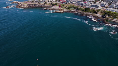 Retracción-De-Drones-Sobre-Kayakistas-En-Walker-Bay---Pintoresca-Ciudad-Costera-De-Hermanus