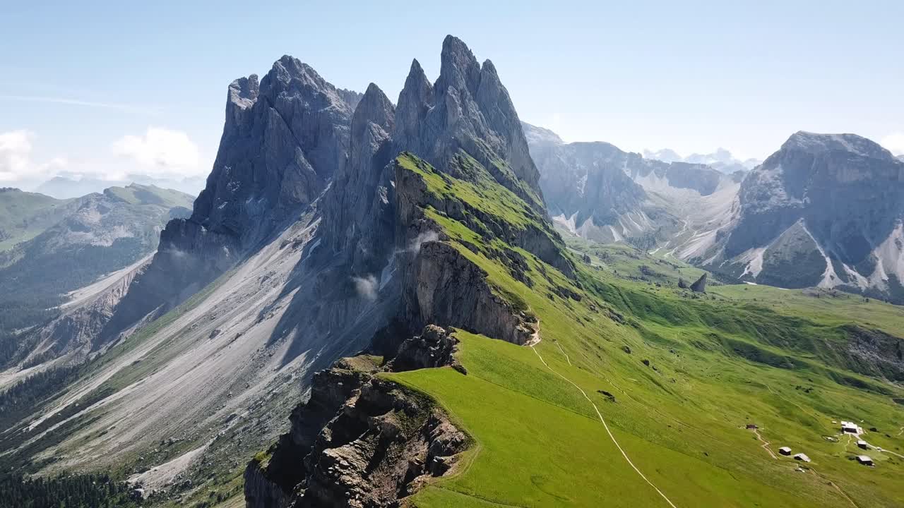 imágenes de aviones no tripulados de seceda, tirol del sur, italia