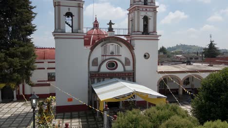 Primer-Plano-De-La-Vista-Aérea-De-La-Iglesia-En-El-Centro-De-Almoloya-En-Un-Día-Soleado