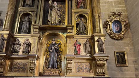 Málaga-España-Iglesia-Catedral-Católica-Altar-Dorado-Apóstoles-Virgen-María