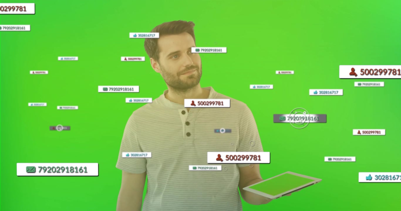 Uomo che tocca lo schermo vuoto di un tablet in uno studio con green screen, attivando metriche animate dei social media