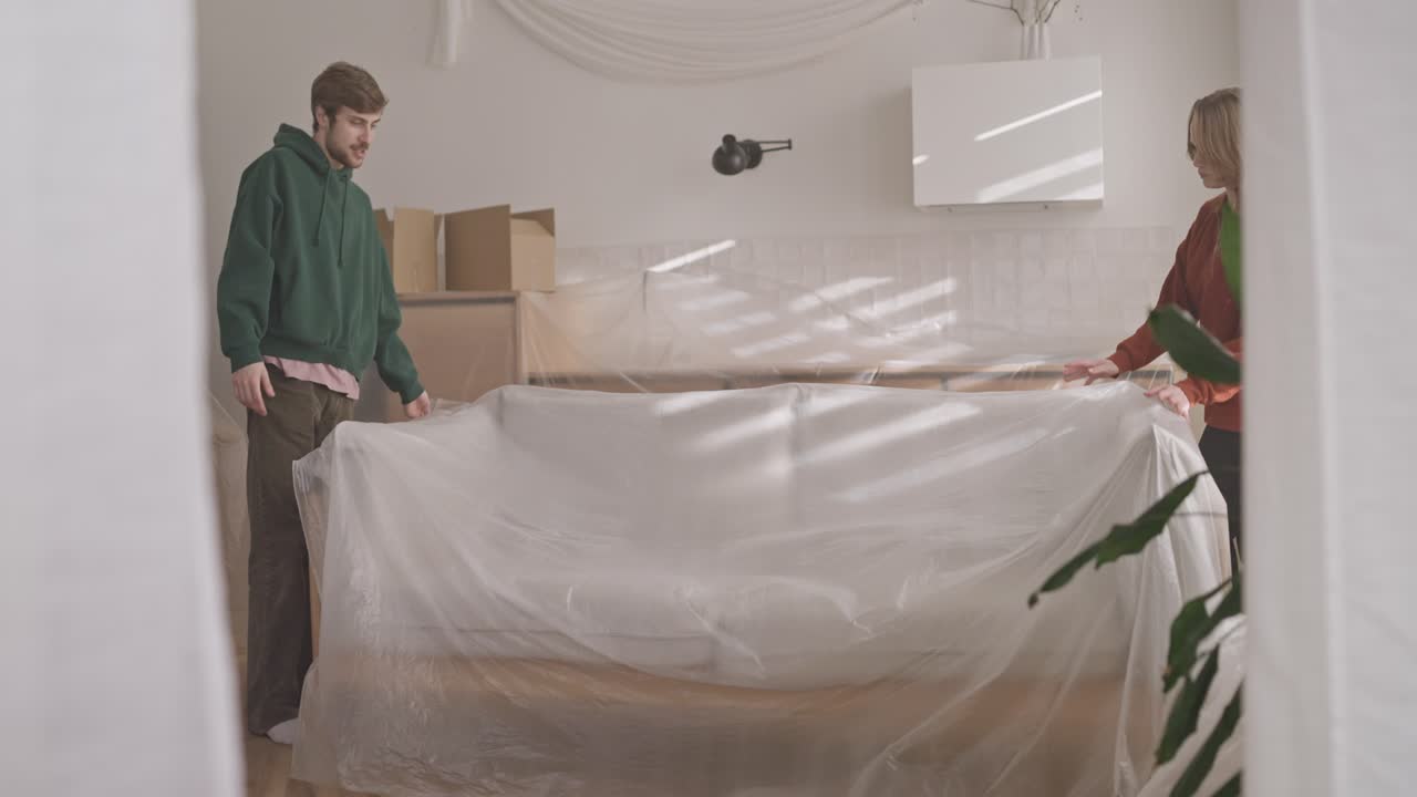 새로운 집으로 이사하는 부부, 가구를 보호하는 것