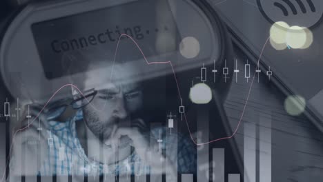 animación de múltiples gráficos y texto de conexión en equipos, hombre caucásico cansado trabajando en una computadora portátil