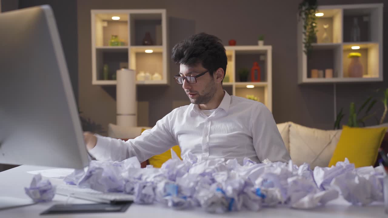 ¡eureka el hombre que es inteligente y creativo!