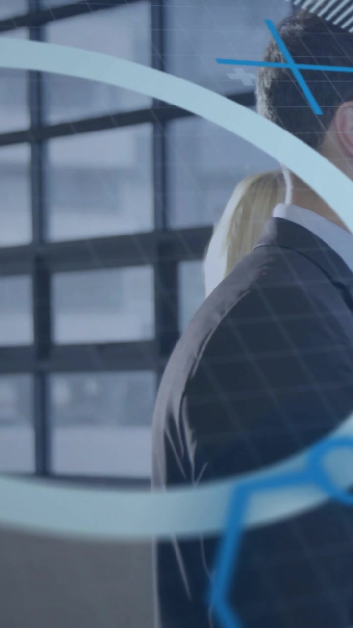 Video verticale: Professionista uomo si gira mentre grafiche blu scorrono sul viso e sulla finestra, rivelando tecnologia.