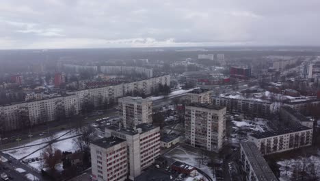 paisaje urbano industrial en la ciudad europea cubierta de nieve de riga
