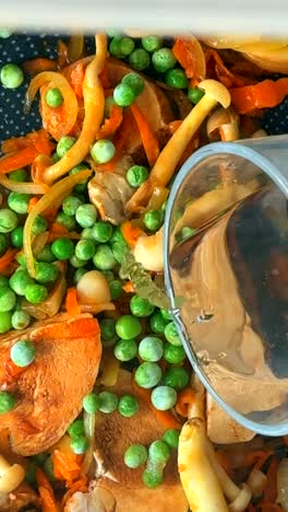 stir-frying chicken with vegetables