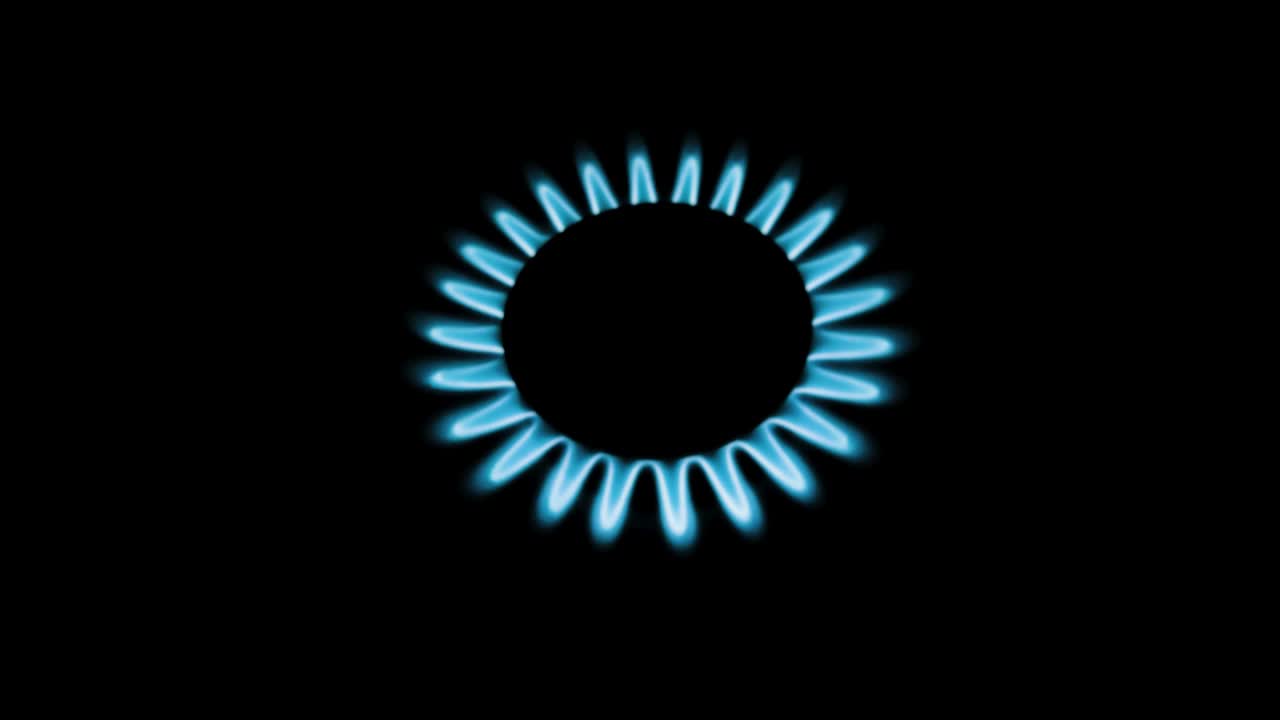 불타는 가스 스토브 호브, 파란 불꽃, 검은 바탕에 어두운 곳에서 맥로 클로즈업, 가스가 켜지고, 푸른 불꽃이 아오르고, 검은색 바탕에 고립된 가스 스터브.