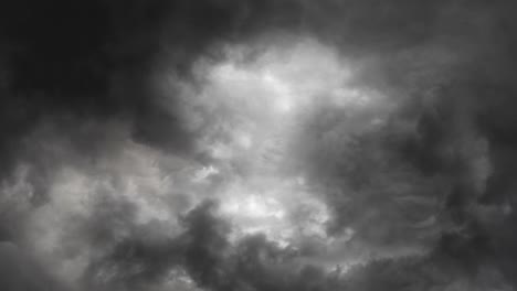 vista del poder y el drama de las tormentas eléctricas y las nubes oscuras
