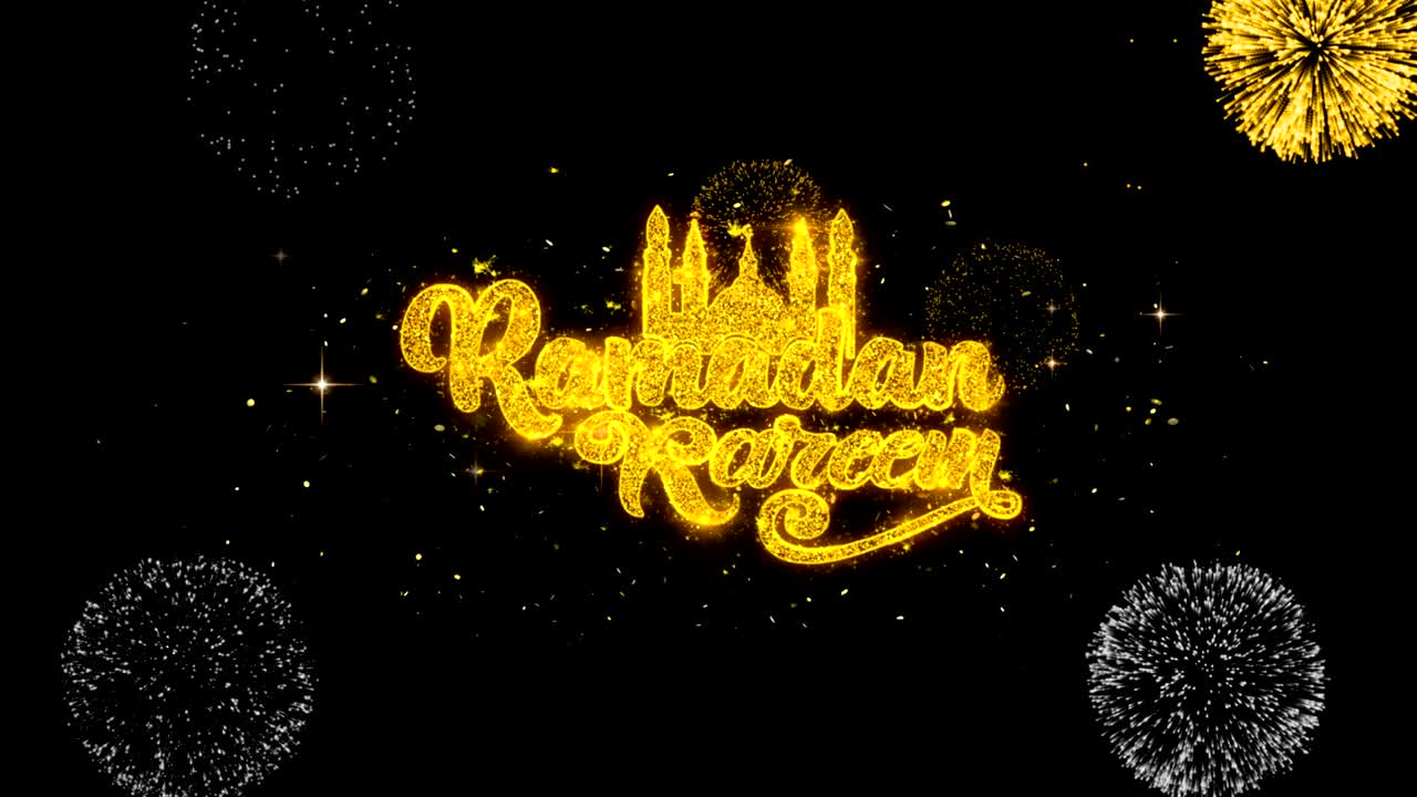 Rivelazione del testo di auguri Ramadan Kareem su fuochi d'artificio con particelle dorate scintillanti