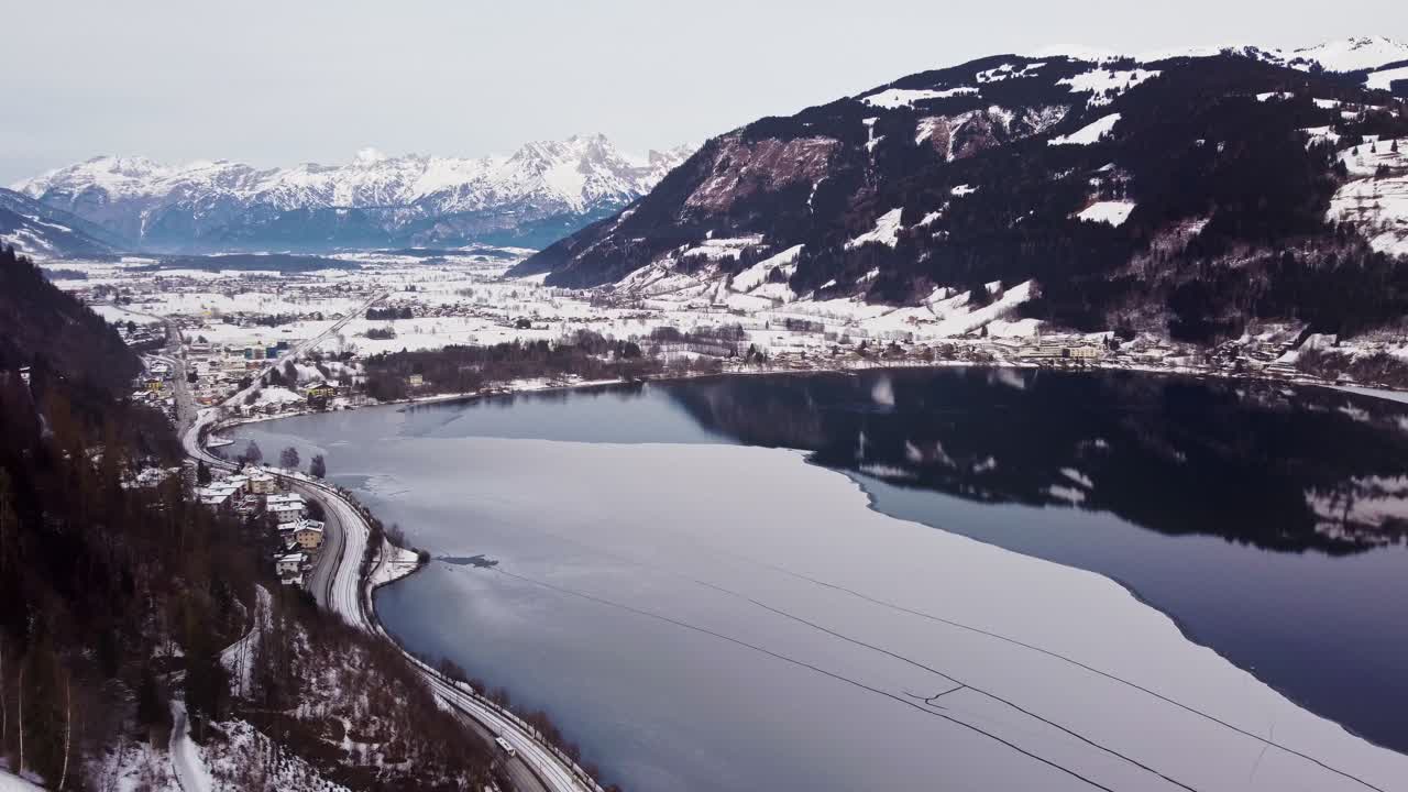 vista aérea de zell am see, austria, pueblo cubierto de nieve, círculo pan, día