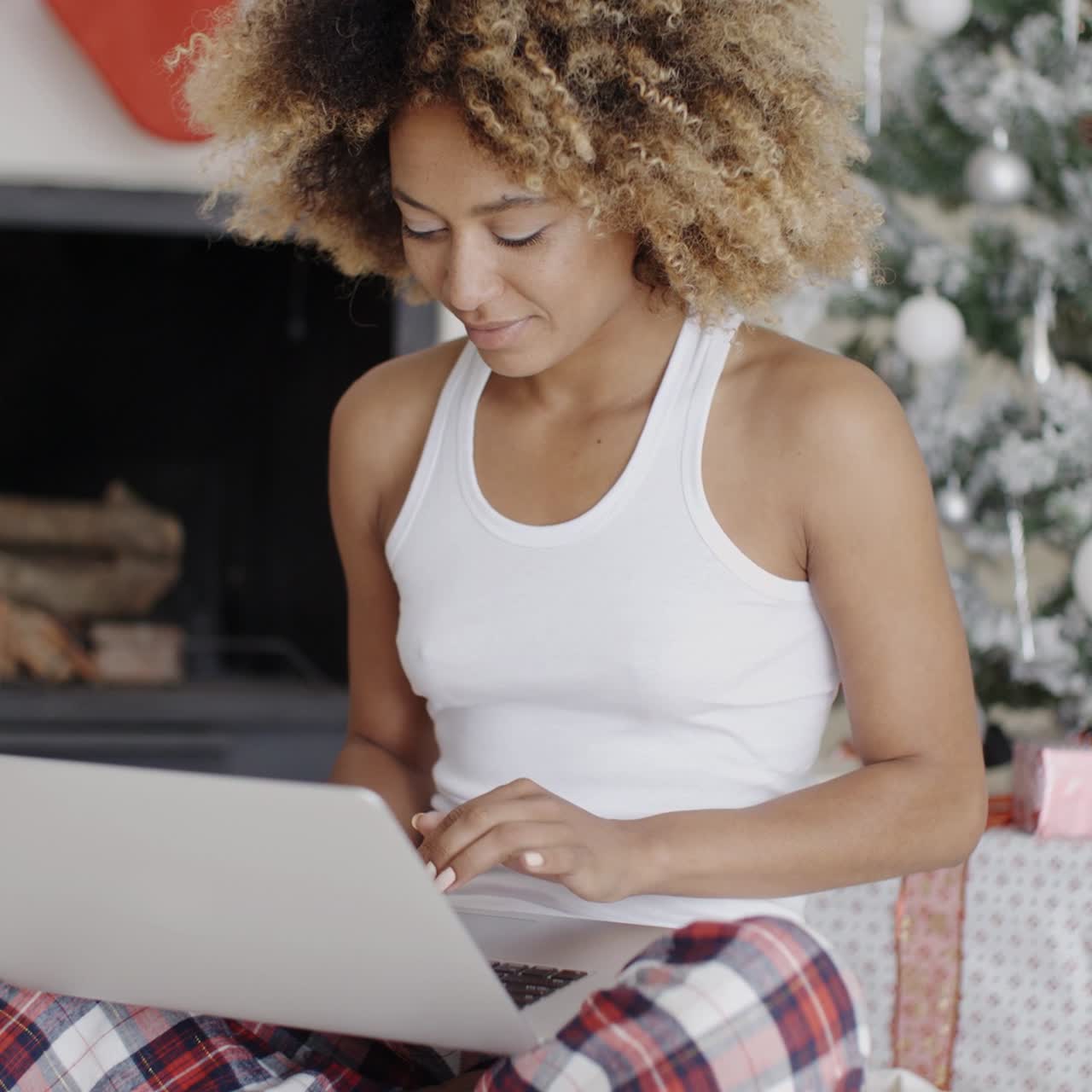 bastante joven estudiante frente a un árbol de navidad