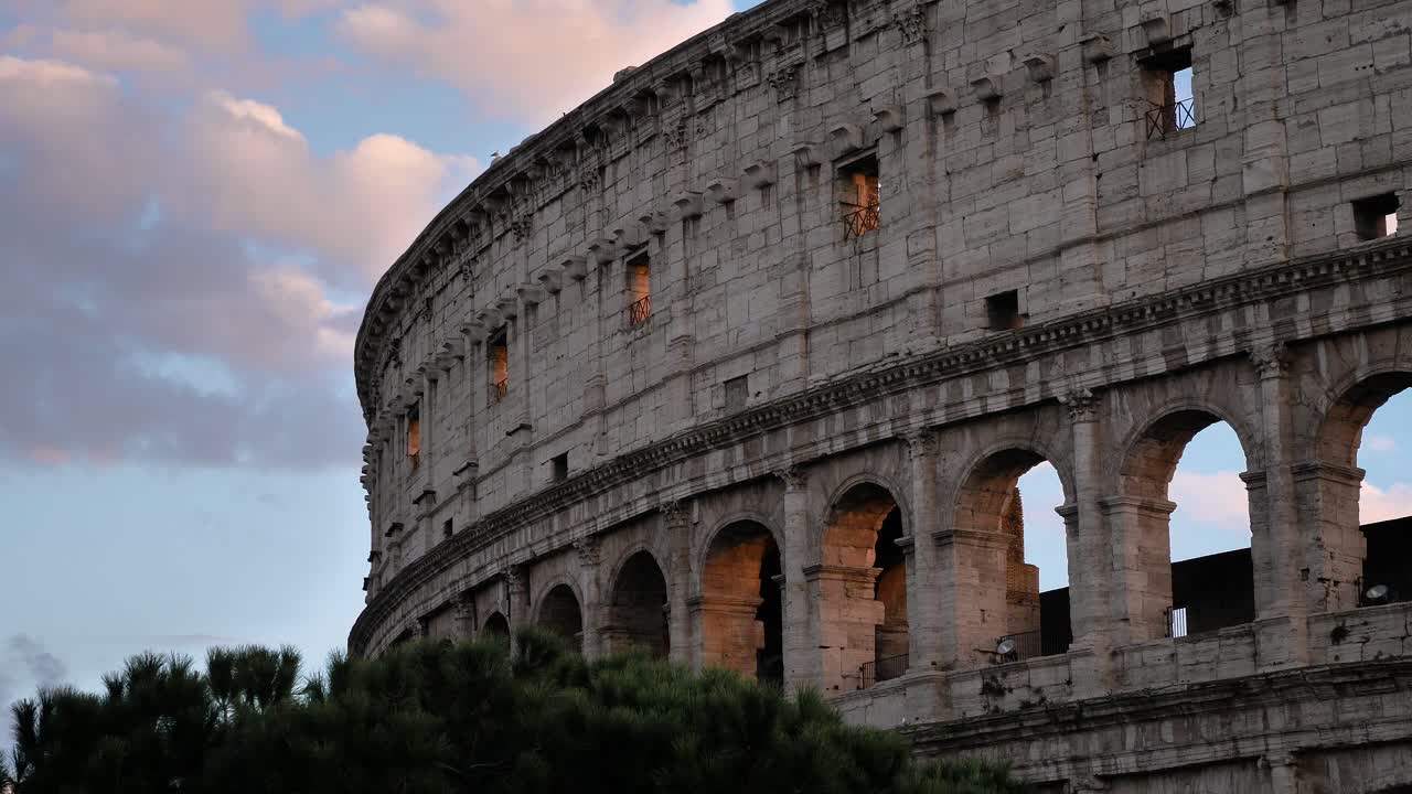 일몰 시 콜로세움의 광범위한 세부적인 외관, 로마, 이탈리아