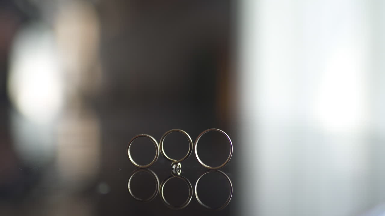 婚戒指在桌子 2 上的近景