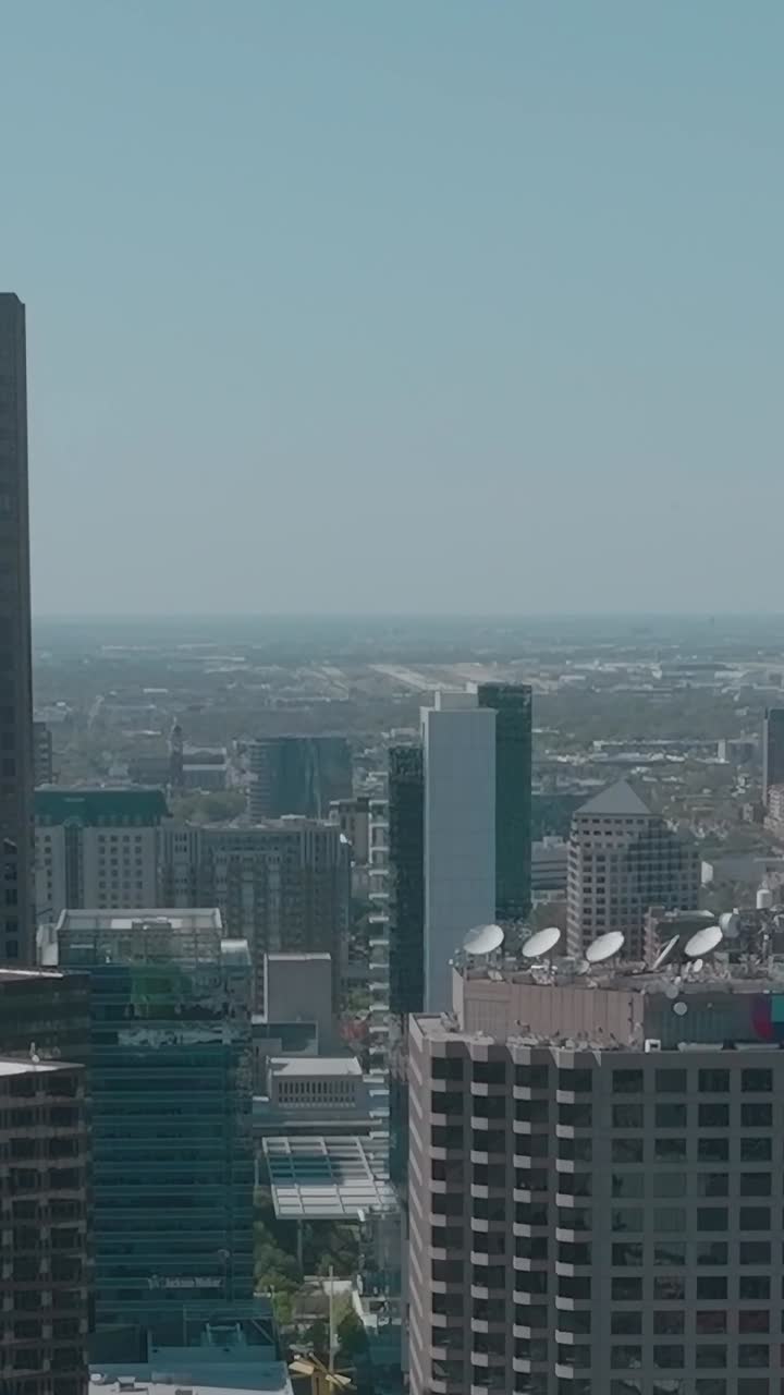 Vista do centro de Dallas com prédios da cidade e céu limpo