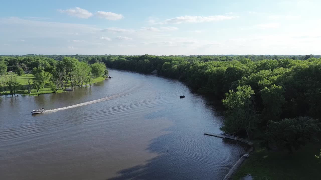 barco de velocidad corriendo por el río rock en rockford, illinois